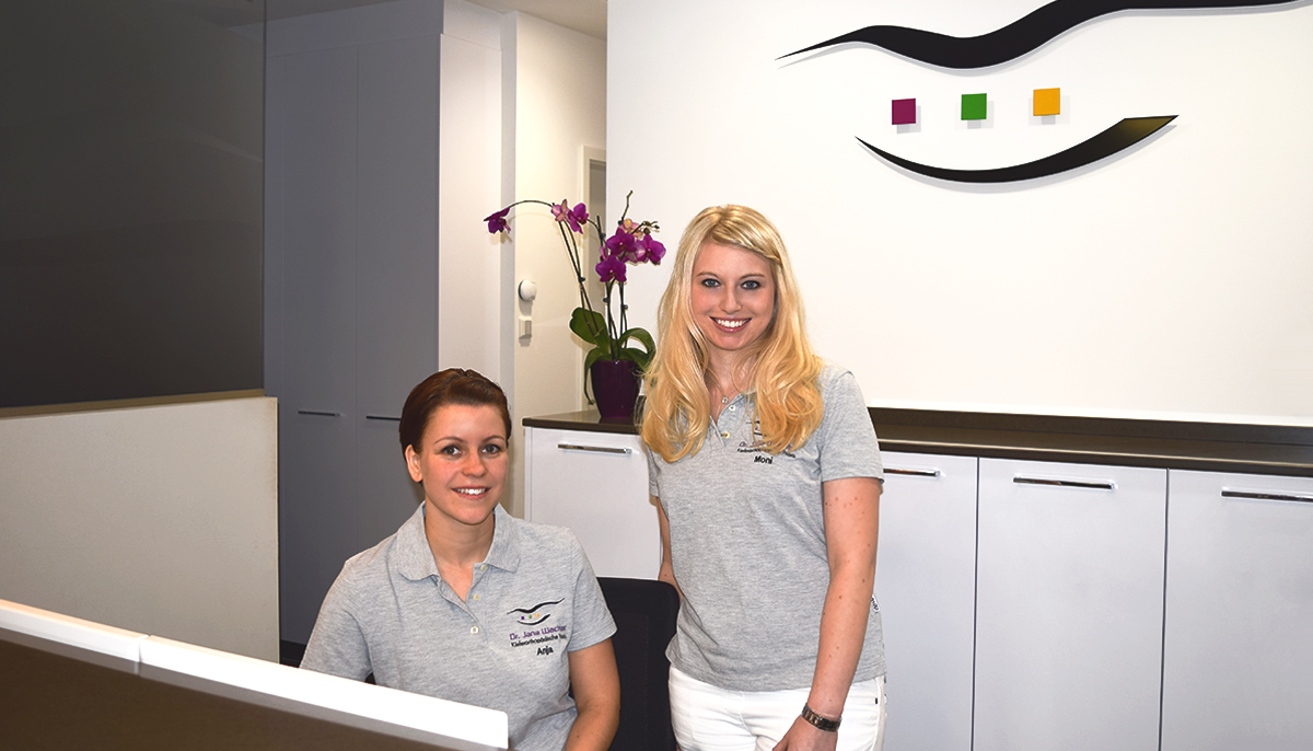 Empfangstresen der kieferorthopädischen Praxis Dr. Jana Wachter in Karlsfeld bei München